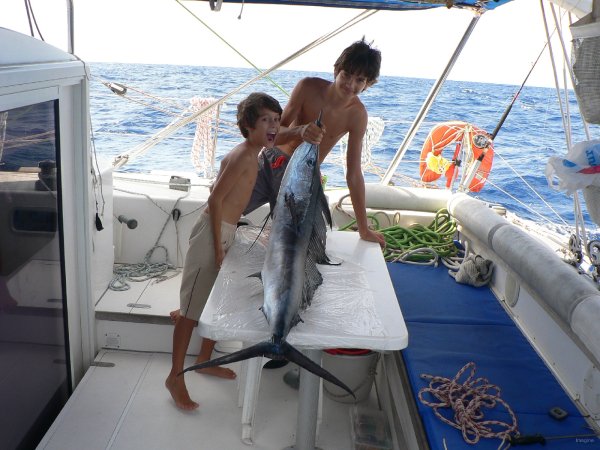 33- Les enfants contents de leur peche 